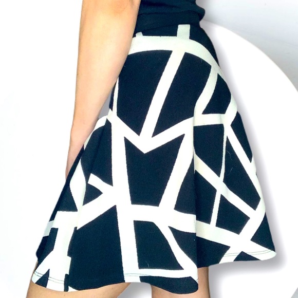 Flowy Abstract Black & White Skirt - Picture 2 of 3